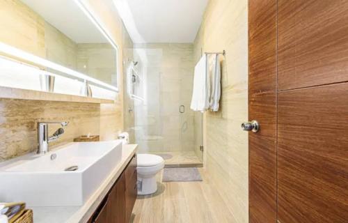 Spacious bathroom