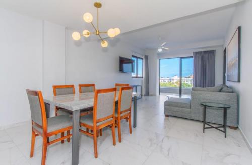 Dining rm, tv, LR