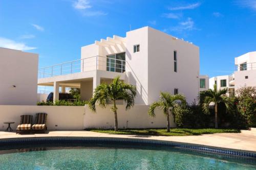 prime poolside location