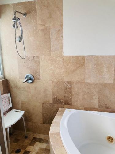 Shower and sunken tub in Mst BA